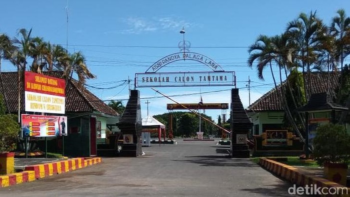 Warga Magetan dikagetkan ledakan keras dari Sekolah Calon Tamtama (Secata) pada Minggu (10/5). Warga menyayangkan tidak adanya pemberitahuan dari pihak Secata, soal latihan menggunakan bahan peledak tersebut.