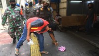 Pemprov DKI Jakarta mulai memberlakukan sanksi sosial terhadap pelanggar PSBB yaitu dengan memakaikan rompi bertuliskan pelanggar PSBB saat mereka membersihkan fasilitas umum.