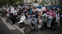 Pengendara sepeda listrik di Wuhan berseliweran setiap hari. Populasi sepeda listrik di Wuhan sangat mendominasi karena sepeda motor berbahan bakar bensin dilarang beredar. Pemerintah Tiongkok, sejak 2009, melarang sepeda motor berbahan bakar fosil di 13 kota yakni di Changzhou, Dalian, Foshan, Guangzhou, Harbin, Jinan, Ningbo, Suzhou, Taiyuan, Tangshan, Wuhan, Xian, dan Zhengzhou.