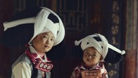 Seorang wanita dan anak dari Suku Longhorn Miao di Suojia, Provinsi Guizhou, China. Foto diambil pada tahun 2016
