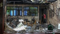 Atap ruang kelas tampak hangus terbakar.