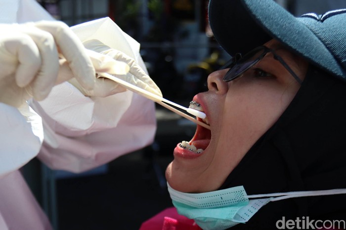 Tes swab terus digalakkan untuk mendeteksi virus Corona (COVID-19). Begini tahapan tes swab COVID-19 di Terminal Cicaheum, Kota Bandung, Rabu (13/5).