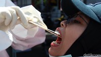 Tes swab merupakan proses pengambilan sampel lendir dari saluran pernapasan. Caranya dengan mengusap tenggorokan melalui mulut dan hidung.