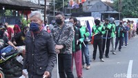 Pantauan detikcom, Rabu (13/5/2020) ratusan warga mengantre mulai dari Pukul 16.00 WIB, agar tetap melakukan pysical distancing panitia memberikan pipa plastik kepada warga agar tetap berjaga jarak.
