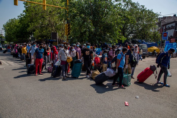 Mudik Ala India di Tengah Pandemi Antrian panjang calon pemudik kereta api mengular hingga ke luar kompleks stasiun di New Delhi India. Moda transportasi kereta api menjadi andalan pemudik karena mempunyai jaringan hingga ke desa-desa dengan total panjang seluruh India mencapai 67.000km atau terpanjang keempat di dunia setelah AS, Tiongkok dan Rusia.