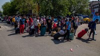 Arus mudik tersebut terlihat setelah pemerintah mengoperasikan jaringan kereta api meski dalam jumlah terbatas. Kereta akan membawa pemudik ke kampung halaman.  Moda transportasi kereta api menjadi andalan pemudik karena mempunyai jaringan hingga ke desa-desa dengan total panjang seluruh India mencapai 67.000km atau terpanjang keempat di dunia setelah AS, Tiongkok dan Rusia.
