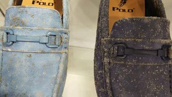 Mulai dari ikat pinggang, tas hingga sepatu dipenuhi jamur. Foto: Nex Nezeum via Bored Panda