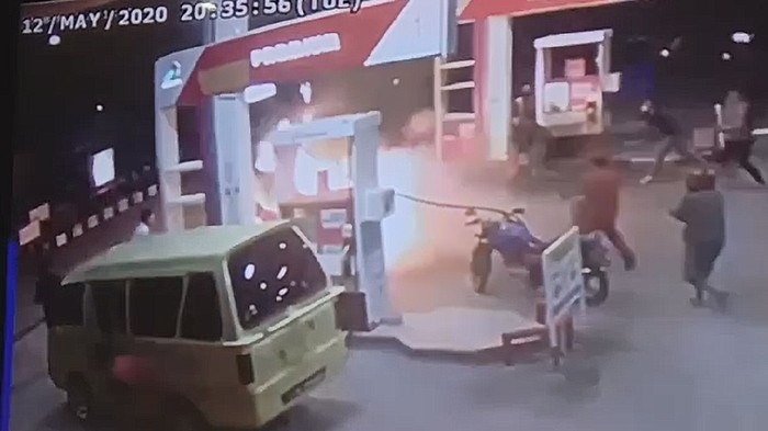 Video Detik-detik Motor Terbakar Saat Isi Bensin di SPBU Polman