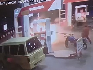 Detik-detik Motor Terbakar Saat Isi Bensin di SPBU Polman