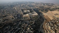 Sebelum melaksanakan Miraj, Nabi Muhammad menunaikan ibadah di Al-Aqsa. Kemudian bergeser ke Dome of Rock untuk melakukan Isra Miraj.  Jarak dari Al-Aqsa ke Dome of Rock memang tidak jauh, bisa dilakukan sambil berjalan kaki dan masih dalam satu kompleks yang sama.