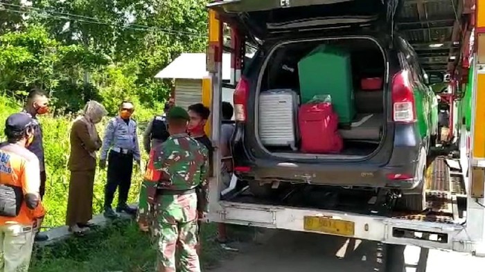 Mini bis yang ingin mudik diduga nekat melintas diperbatasan gorontalo