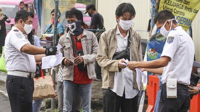 Pemeriksaan Surat Tugas Calon Penumpang KRL