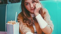 Seperti pada momen ini kala Cindy mengunungi kafe serba pink di kawasan PIK. Ia pun memesan minuman unik yang diberi topping pop corn. Foto: Instagram @c.eendy