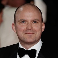 Bintang film James Bond, Rory Kinnear, kehilangan kakak perempuannya, Karina, akibat virus Corona. Aktor 44 tahun ini mengungkap bahwa Karina sejak lama menderita kerusakan otak akibat kekurangan oksigen saat lahir dan membuatnya jadi kelompok paling rentan mengalami gejala berat virus Corona. Karina meninggal di usia 48 tahun pada 10 Mei 2020, setelah didiagnosa positif COVID-19. Foto: Getty Images/John Phillips