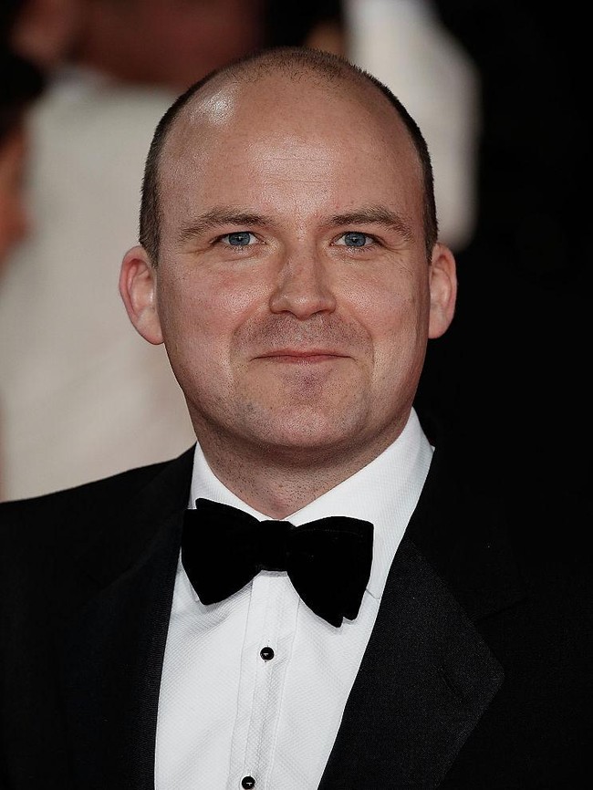 Bintang film James Bond, Rory Kinnear, kehilangan kakak perempuannya, Karina, akibat virus Corona. Aktor 44 tahun ini mengungkap bahwa Karina sejak lama menderita kerusakan otak akibat kekurangan oksigen saat lahir dan membuatnya jadi kelompok paling rentan mengalami gejala berat virus Corona. Karina meninggal di usia 48 tahun pada 10 Mei 2020, setelah didiagnosa positif COVID-19. Foto: Getty Images/John Phillips