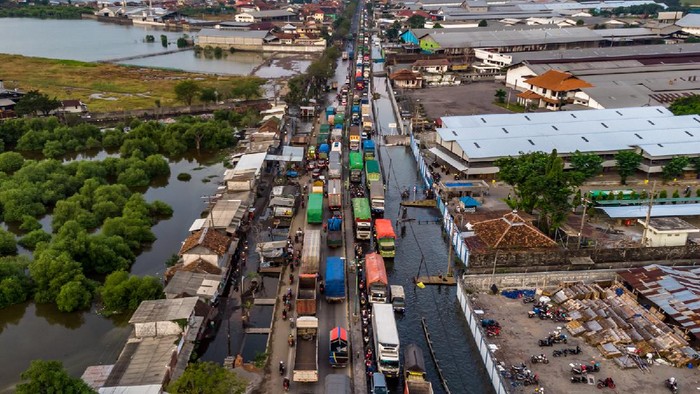 BANJIR ROB DI JALUR PANTURA DEMAK Kendaraan bermotor menembus jalan raya pantura Demak KM 8 ruas Demak-Semarang yang terendam limpasan air laut ke daratan (rob) di Demak, Jawa Tengah, Rabu (13/5/2020). Banjir rob yang melimpas ke jalur utama pantura Demak setinggi sekitar 15-40 sentimeter itu menyebabkan kemacetan lalu lintas sepanjang sekitar 7,5 kilometer dari arah Kabupaten Demak menuju Kota Semarang dan sepanjang sekitar satu kilometer dari arah Kota Semarang menuju Kabupaten Demak. ANTARA FOTO/Aji Styawan/foc.