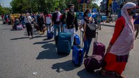 Antrian calon penumpang kereta api di India. Moda transportasi kereta api menjadi pilihan utama dengan jaringan rel mencapai  67.000 kilometer. Panjang rel itu, jika dibuat garis lurus bisa menempuh jarak Sabang-Merauke hingga 8 kali pulang pergi.