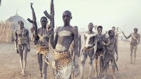 Para pria dari Suku Mandari di Sudan Selatan, Afrika. Foto diambil pada tahun 2016