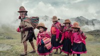 Foto ini dihasilkan oleh Jimmy Nelson, ia mengunjungi kembali suku-suku terpencil karena kritikan tajam di buku pertamanya. Ini Suku Qero yang berbahasa Quechua di Hatun Qeros, Peru utara. Foto diambil pada 2018