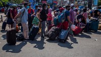 Arus pemudik terlihat di India setelah pemerintah melonggarkan aturan lockdown beberapa waktu lalu. India melakukan lockdown secara nasional pada 28 Maret lalu.