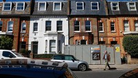 Pejalan kaki melintas di kawasan hunian mewah di distrik Battersea, London (12/5/2020).  Di lokasi ini, harga satu unit rumah dijual mulai dari 1 juta Euro atau sekitar Rp 18 miliar.