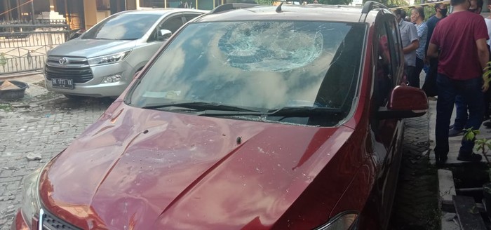 Mobil rusak di depan rumah ambruk komplek Cemara Asri (Ahmad Arfah-detikcom)