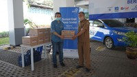 SVP Corporate Secretary, Compliance, & Risk Management Asuransi Astra, Eddy Ismanto (kiri) menyerahkan paket sembako secara simbolis kepada Kasie Kesejahteraan Rakyat Kecamatan Cilandak (kanan). Istimewa