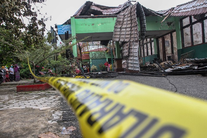 KEBAKARAN SMPN 7 PEKANBARU Mural masih terlihat jelas di ruang kelas yang rusak berat akibat kebakaran SMPN 7 di Kota Pekanbaru, Riau, Rabu (13/5/2020). SMPN 7 terbakar pada Selasa (12/5) malam diduga akibat sambaran petir yang memicu korsleting listrik, dan membakar sekitar 70 persen bangunan sekolah yang berdiri sejak 1977 itu. ANTARA FOTO/FB Anggoro/aww.