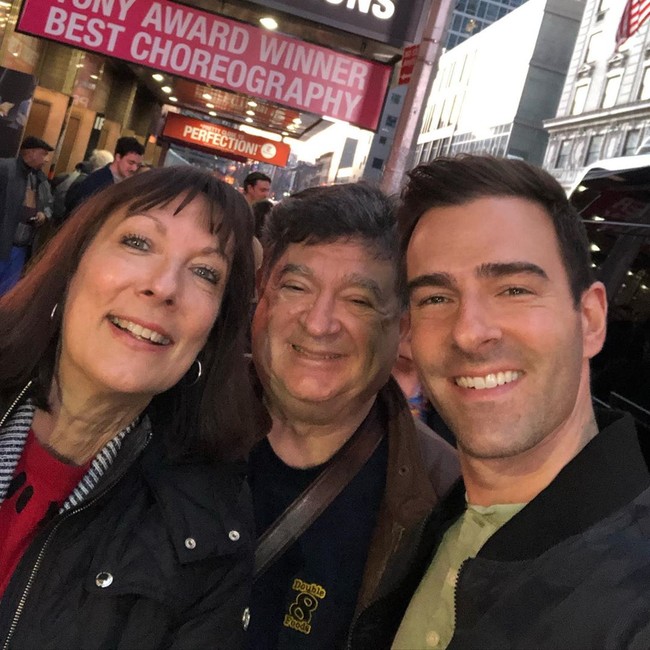 Presenter NBC New York, Adam Kuperstein, mengumumkan lewat media sosial bahwa ayahnya telah meninggal dunia karena komplikasi akibat virus Corona. Adam semakin sedih karena sang ayah meninggal tanpa ditemani keluarga. Dia meninggal dengan memegang tangan orang yang tak dikenal, tulis Adam yang tak bisa menemani saat-saat terakhir sang ayah karena aturan ruang isolasi. Foto: Instagram/@akuperstein