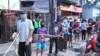 Setiap warga hanya bisa membeli satu paket nasi murah. Bila mereka datang berdua bersama anaknya, maka harus ikut mengantre juga.