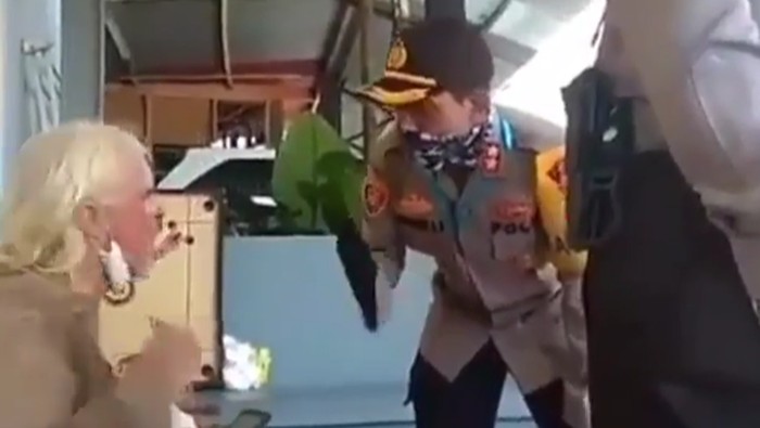 Bule Marah Tolak Dikarantina