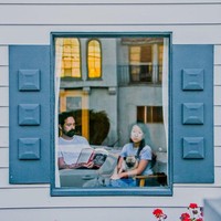 Fotografer Caroline White mengabadikan momen saat lockdown. Dari balik jendela apartemen, beginilah ekspresi orang-orang di tengah pandemi.  Foto: dok. Caroline White Photography