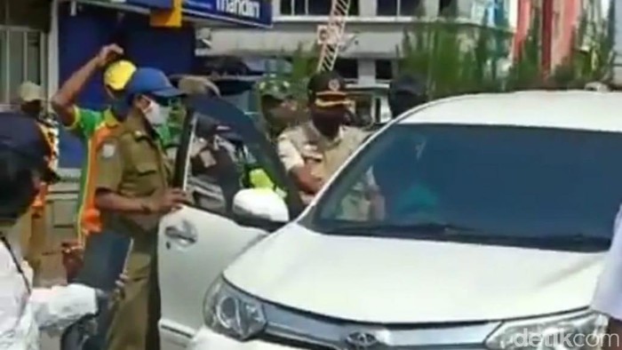 Viral Pria di Bekasi Cekcok-Dorong Petugas Gegara Ditegur soal Masker