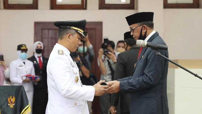 Gubernur Sulawesi Selatan (Sulsel) Nurdin Abdullah melantik Pj Wali Kota Makassar yang baru, Yusran Yusuf.