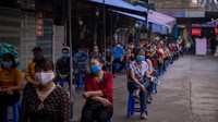 Vietnam mendorong kebiasaan positif seperti menggunakan hand sanitizer dan pemerintah mewajibkan untuk mengenakan masker saat berada di luar pada 16 Maret. Bagi mereka yang melanggar bisa terkena hukuman keras. Linh Pham/Getty Images.