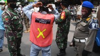 Kepala Seksi Penyidik Pegawai Negeri Sipil (PPNS) Satpol PP Jakarta Pusat, Gatra Pratama Putra mengatakan, pihaknya hari ini mulai memberikan sanksi sosial kepada warga yang melanggar PSBB untuk memutus rantai penyebaran pandemi Covid-19 di wilayahnya.