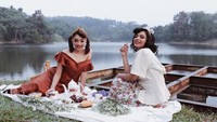 Suka fotografi, Cindy selalu punya konsep yang unik. Seperti pada fotonya ini, ia berpose sambil tamasya dengan berbagai hidangan di tepi danau. Foto: Instagram @c.eendy
