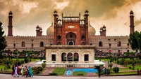 Saking besarnya ukuran masjid ini, traveler bisa melihatnya dari jarak 16 km. Seiring berjalannya waktu, predikat masjid terbesar di dunia itu pun dimiliki oleh Masjidil Haram usai selesai diperluas pada tahun 1986 lalu. Istimewa/Dok. Wikipedia/Abdulmutlib12.