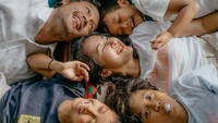 Dwi Sasono dan Widi Mulia membebaskan anak-anaknya berkreasi apapun bentuknya. Foto: instagram