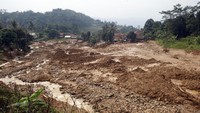 Warga melihat kondisi lokasi tanah longsor dan banjir bandang di Kampung Suruluk, Desa Wangunjaya, Leuwisadeng, Kabupaten Bogor, Jawa Barat, Rabu (13/5/2020).