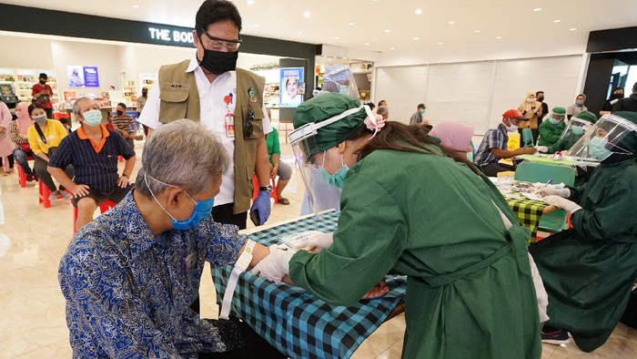 Gugus Tugas Banyuwangi Gelar Rapid Test Pengunjung Pusat Belanja
