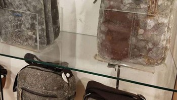 Alangkah mengagetkannya ketika sebuah toko di sebuah mal hendak buka, semua barang etalasenya dipenuhi jamur. Foto: Nex Nezeum via Bored Panda