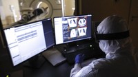  Laporan kantor berita Rusia, TASS, melaporkan bahwa dari total 232.243 kasus, sebagian besar atau sekitar 121.301 kasus ada di ibu kota Moskow, yang menjadi pusat penyebaran virus Corona di Rusia. AP Photo/Sophia Sandurskaya.