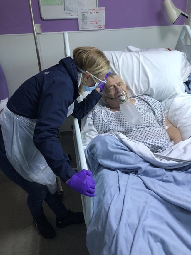 Bintang serial Doctor Who, Sophia Myles, harus menahan kesedihan setelah ayahnya, Peter Myles, meninggal dunia pada 21 Maret 2020. Peter harus ditempatkan di ruang isolasi selama berhari-hari karena terinfeksi virus Corona. Dia pun mengungkapkan duka yang mendalam lewat Twitter. RIP Peter Myles. Ayah tersayang saya meninggal hanya beberapa jam lalu. Virus Corona telah mengambil nyawanya, cuitnya. Foto: Twitter/@sophiamyles