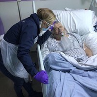 Bintang serial Doctor Who, Sophia Myles, harus menahan kesedihan setelah ayahnya, Peter Myles, meninggal dunia pada 21 Maret 2020. Peter harus ditempatkan di ruang isolasi selama berhari-hari karena terinfeksi virus Corona. Dia pun mengungkapkan duka yang mendalam lewat Twitter. RIP Peter Myles. Ayah tersayang saya meninggal hanya beberapa jam lalu. Virus Corona telah mengambil nyawanya, cuitnya. Foto: Twitter/@sophiamyles