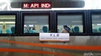 Pukul 10.00 WIB KLB dari Surabaya menuju stasiun Gambir Jakarta tiba di stasiun Tawang. Hanya segelintir penumpang yang naik.