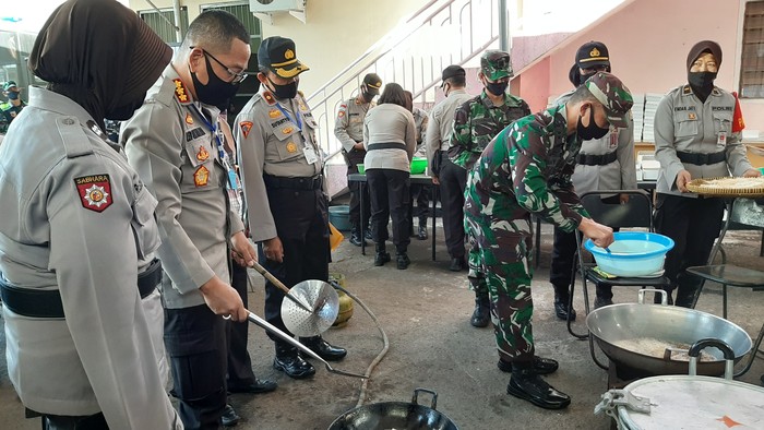Produksi Dapur Umum TNI-Polri Kota Malang Ditingkatkan