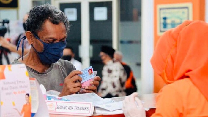 Penyerahan bantuan tunai kepada sejumlah keluarga penerima manfaat yang digelar di Kantor Pos Jalan Ir. H. Juanda, Kota Bogor, pada Rabu, 13 Mei 2020.