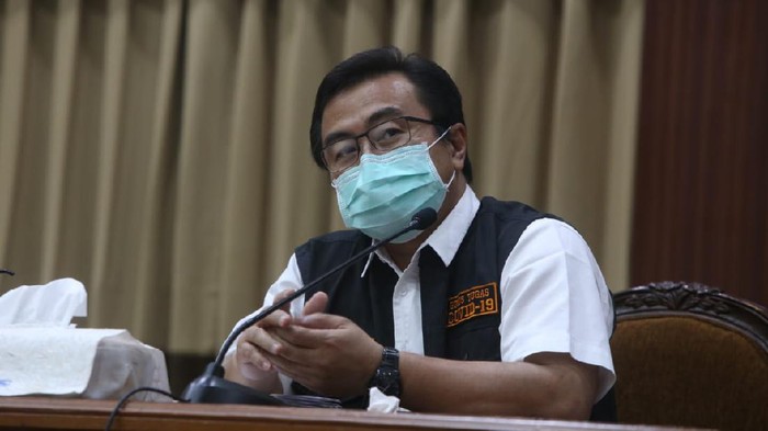 Ketua Rumpun Kuratif Gugus Tugas Penanganan COVID-19 di Jatim dr Joni Wahyuadi