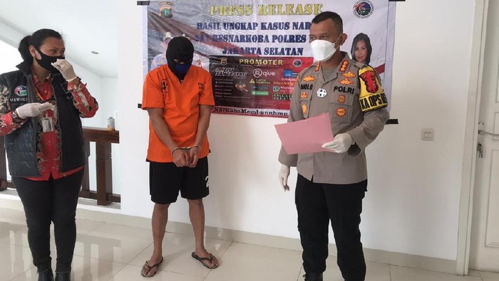 Polres Jaksel merilis kasus pria menanam pohon ganja di dalam rumah di Kebayoran Baru, Jakarta Selatan.